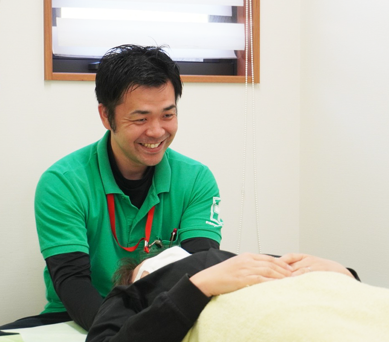 骨盤矯正の施術の様子